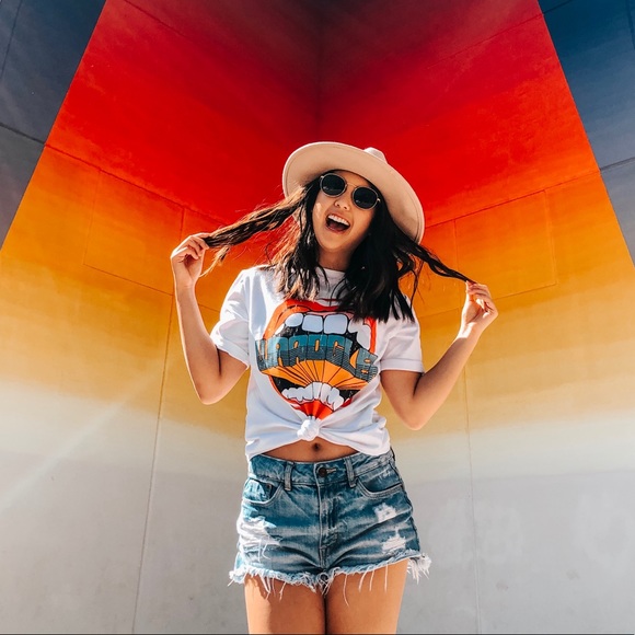 Graphic T-shirt - Picture 3 of 6